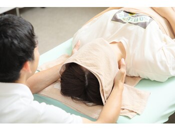 西亀さんさん接骨院/マッサージ施術の様子