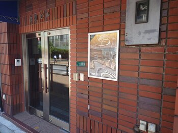 ハーミット2 &nbsp;秋葉原店/右手側の茶色いビル青いホロ