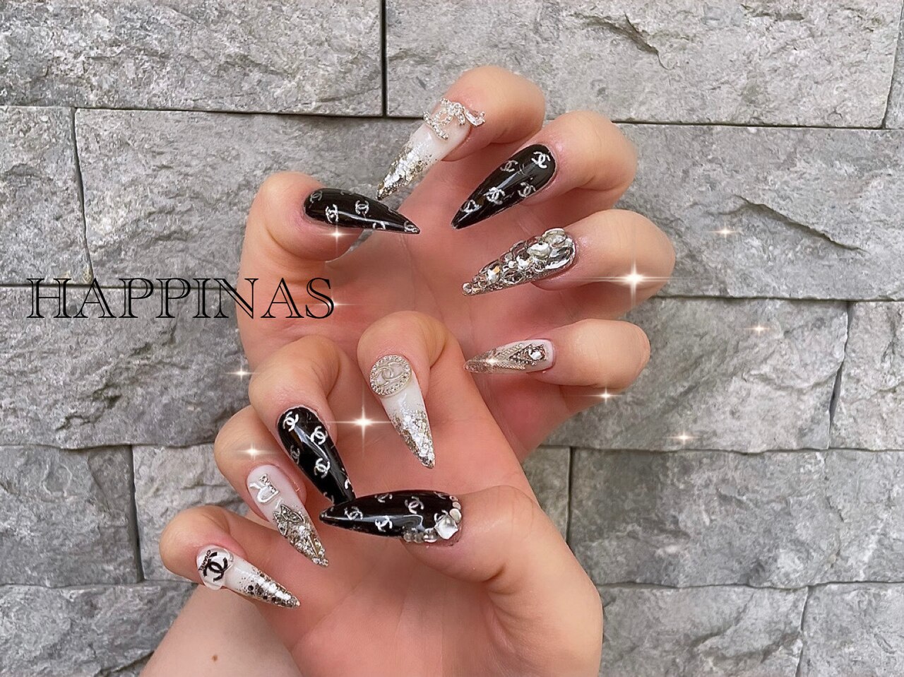 CHANEL 夏ネイル一式 数量限定】シャネルのサマーネイルで、夏の指先が一気に洒落見え