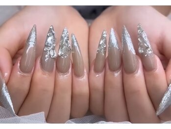 キャディーネイルズ(Caddy' Nails)の写真/キレイめからゴージャスまで幅広く。チップからスカルプまで長さ出しに対応、お客様の指に合う方法を♪