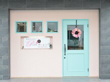 ピンクマジック(PINKMAGIC)の雰囲気（ピンクの壁にグリーンの扉が目印です。駐車場、駐輪場完備）