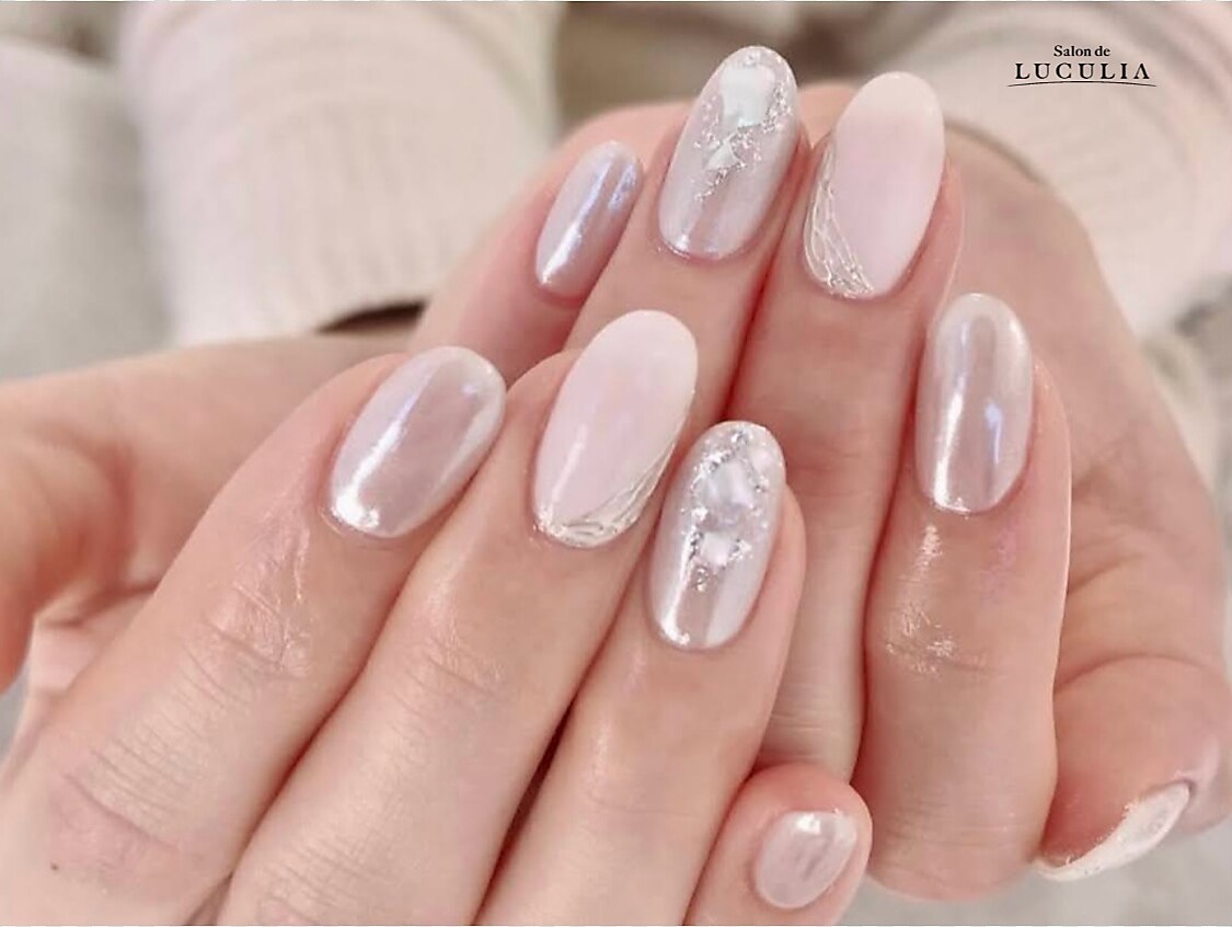 くすみグレージュニュアンスクリアフラワーネイル クリスマス ちゅるん 冬 成人式 くすみグレージュニュアンスクリアフラワーネイル クリスマス ちゅるん