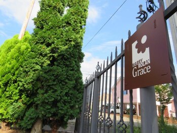 マリーローラン グレース/茶色の看板が目印