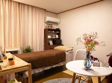 紬(ツムギ)の雰囲気（白を基調とした柔らかな雰囲気のサロン。ゆっくりお寛ぎ下さい。）