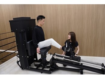 ストレッチトレーニング(STRETCH+TRAINING)/マシンで股関節の動きをサポート