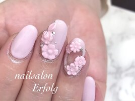 ピンクカラーのレリーフネイル