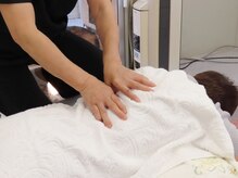 三嶋鍼灸マッサージ治療院/背中の張りをほぐします