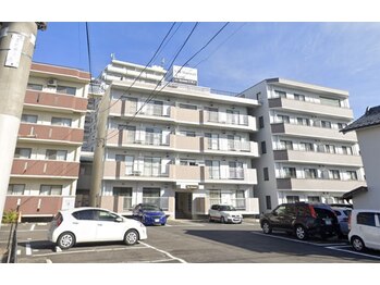 リセットモア(Reset More)/3棟並びの真ん中の建物です