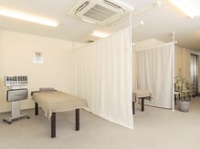 東陽町整体院リカバリープラスの雰囲気（シンプルで清潔感のある半個室の施術室【整体/肩こり/腰痛】）