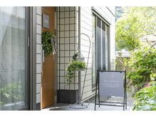 こちらが入り口です！お待ちしておりますね。