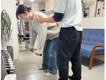 肩こり 腰痛 姿勢改善専門サロン/筋トレ風景２