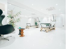 白を基調とした快適な半個室空間