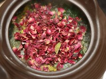 21種の植物×発酵菌エキスで潤いと癒しのローズ発酵よもぎ蒸し