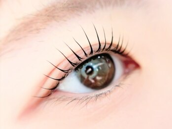 グランドール リュクス アイプラス(Grandoll Luxe eye+)の写真/【モチの良さ◎】自まつ毛が伸びたような自然な仕上がりで、まつ毛の負担も最小限に！