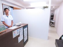 しらとりスポーツサポートマッサージ 鍼灸院 神田/受付/レジカウンター/待合室