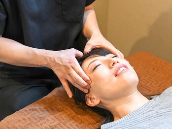 エール整骨院 ヨガスタジオハーツの写真/ついつい寝てしまう方続出！経験と知識が豊富なプロによるヘッドマッサージ&小顔矯正で極上の癒し時間を♪