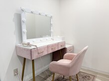 施術後すぐお出かけOK！メイク直しもできる化粧台完備！
