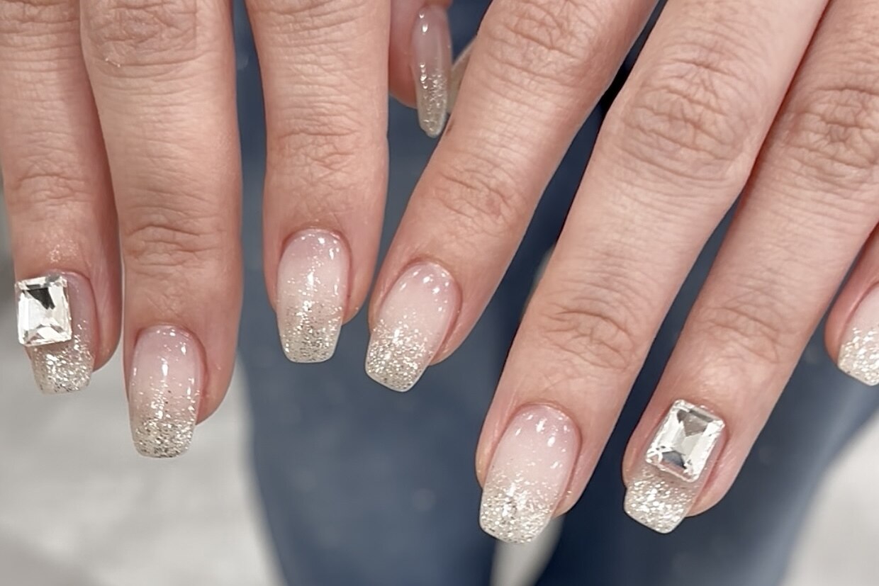 2026年春トレンド】シンプル ラメグラデーションのネイルデザイン集