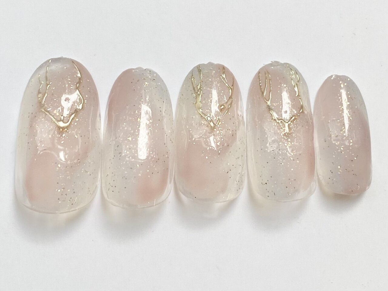 ワンホンリボンビジューニュアンスネイル 韓国 ちゅるん 冬 ピンクベージュ 2025年】新着順｜冬/ブライダル/ちゅるんのネイルデザイン｜ネイルブック