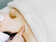 コハナ(kohana)/デコルテから首へのアプローチ