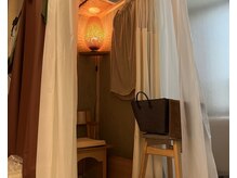 半個室になっていますので、この中でお着替えして下さい