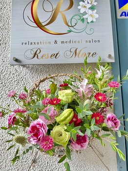 リセットモア(Reset More)/季節のお花でお迎えいたします