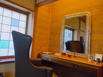 ヴィヴィア(ViViA)/アンティーク家具に囲まれて