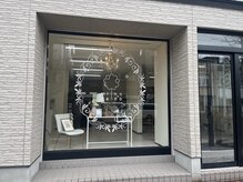 ミナノンノ(mina.nonno)の雰囲気（大きなカッティングとディプレイが目印です♪）