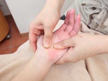 ヤコリッチ(YACORICH)/手の施術シーン