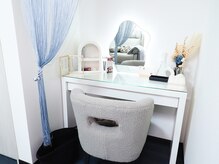 エン(enn)の雰囲気（ドレッサーにドライヤー、アイロンもあります♪）