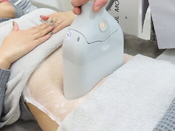 ラクナ(RAKUNA)の写真/お腹の脂肪冷却で理想のボディラインへ！下腹や脇腹、浮き輪肉をケアして憧れのウエストへ♪