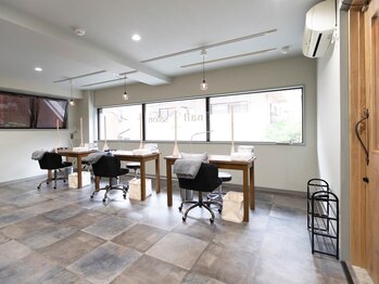 ナギ 川口店(nagi)/大きな窓で明るいハンド席♪