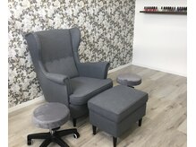 ちいネイル(chii nail)の雰囲気（ソファ席で足を伸ばしてくつろいでいただけます。テレビも完備。）