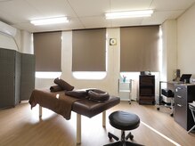 カスミリラクゼーション(霞 Relaxation)の雰囲気（広々とした施術室☆個室なのでゆっくりくつろいでいただけます♪）