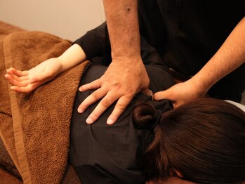 ほぐしプラスの写真/【歴20年の凄腕】強揉みで深部まで効く！もみほぐし×タイ古式×整体で、その肩こり・腰痛を本気で解消◎