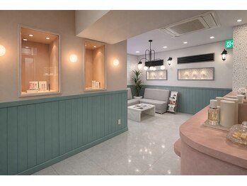 フローランズ(FLORANZ)の写真/ゆったり空間で極上まつげを◎広い店内とこだわりの内装で、ネイルと同日施術も可能！[LED/ワンカラー]