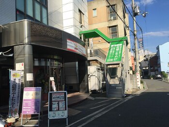 ミニョンアイラッシュデザインサロン くずは店/コチラの入り口より3階へどうぞ