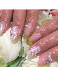 大人可愛いフラワーネイル