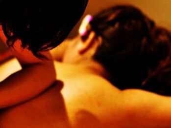 アジアンリラクゼーション ヴィラ 平塚店(asian relaxasion villa)の写真/オールハンドマッサージ☆オイルを使ってリンパの流れに沿ってもみほぐすことで、首・肩の疲れやコリを改善