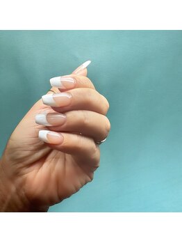 インフィニーズ(INFINEEZ)の写真/個室で仕上げる美的フレンチ♪パラジェル使用☆美フォルムネイルにお仕上げ☆シンプルで上品な指先に◎