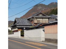 ふわりぃエステの雰囲気（天空の鳥居が望める古民家｜白いブロック塀に星の反射板が目印）