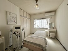 ナンバーナイン(No.9)の雰囲気（太陽光の入る明るい施術室は、夜はまた違う照明で癒しの空間へ）