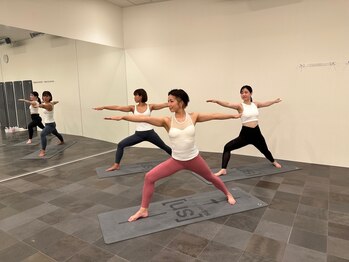 ナグヨガスタジオ 則武新町店(NAG YOGA STUDIO)の写真/全身の筋肉をほぐしながら気持ちよくヨガ！肩こり/冷え/痩身/安眠効果◎【溶岩石ホットヨガ体験¥1100】