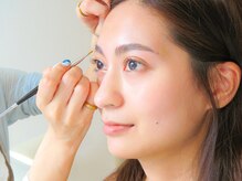 ヤーン(YARN)の雰囲気（ブロウリフト眉の毛流れを作りワックスで形を整えます）