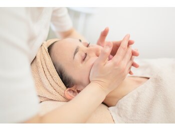 アロマアンドフェイシャルサロン &nbsp;エメシェリー(aimercherie)/コルギで目指せ小顔！！