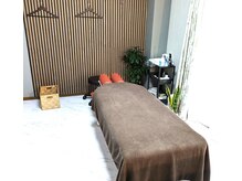 秋元シニア整体の雰囲気（落ち着いた空間の完全個室で人目を気にせず施術が受けられます◎）