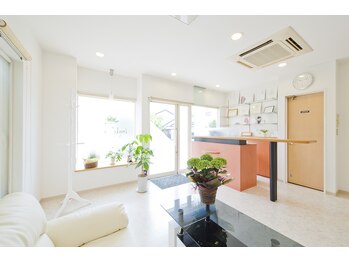 インブロッサム(imblossom)/白を基調とした明るく清潔な店内