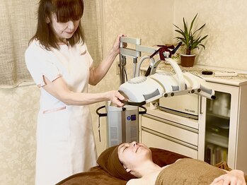 ローズアマービレ(Rose Amabile)/LEDケア施術中