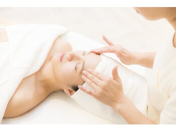 イーズ 大丸東京店/顔リンパマッサージ