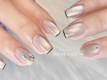 リッシュ トロワ(RICHE trois)の写真/パラジェル認定サロン★手がキレイに見える×ぷるんと艶オフィスネイル♪オーロラネイル/白グラデーション